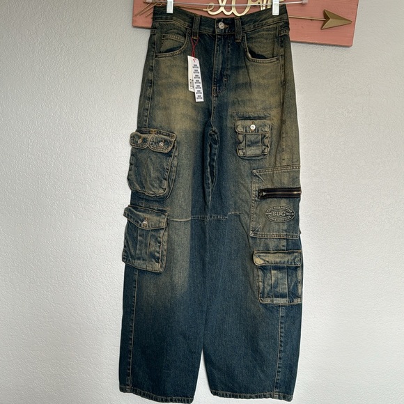 BDG Extreme Pocket Logan Cinch Back Boyfriend Jeans size 26 - Picture 9 of 10